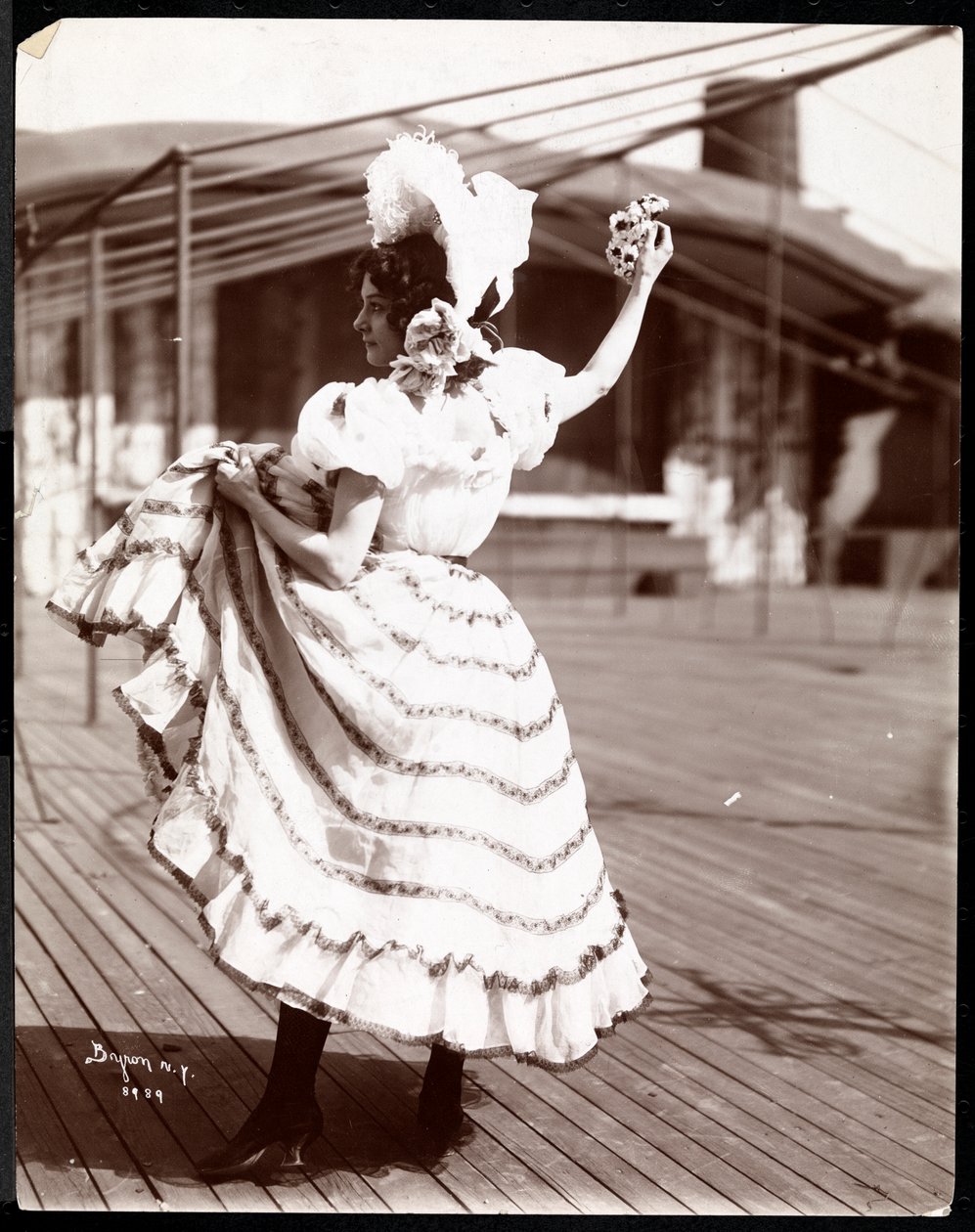 ممثلة في أزياء التمرين على سطح ما هو على الأرجح مسرح نيويورك ، نيويورك ، 1900 (طباعة الجيلاتين الفضي) بواسطة شركة بايرون
