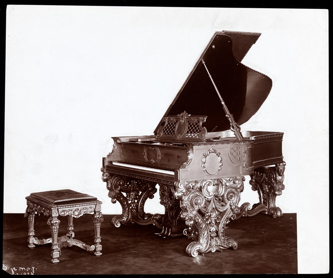 بيانو مزخرف ومقعد من شركة ويبر بيانو ، نيويورك ، 1906 (طباعة الجيلاتين الفضي) بواسطة شركة بايرون