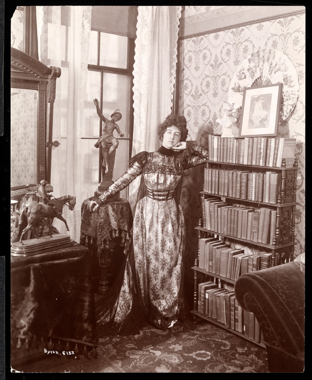 أنيتا شارترز في زاوية الغرفة ، c.1898 (طباعة الجيلاتين الفضي) بواسطة شركة بايرون