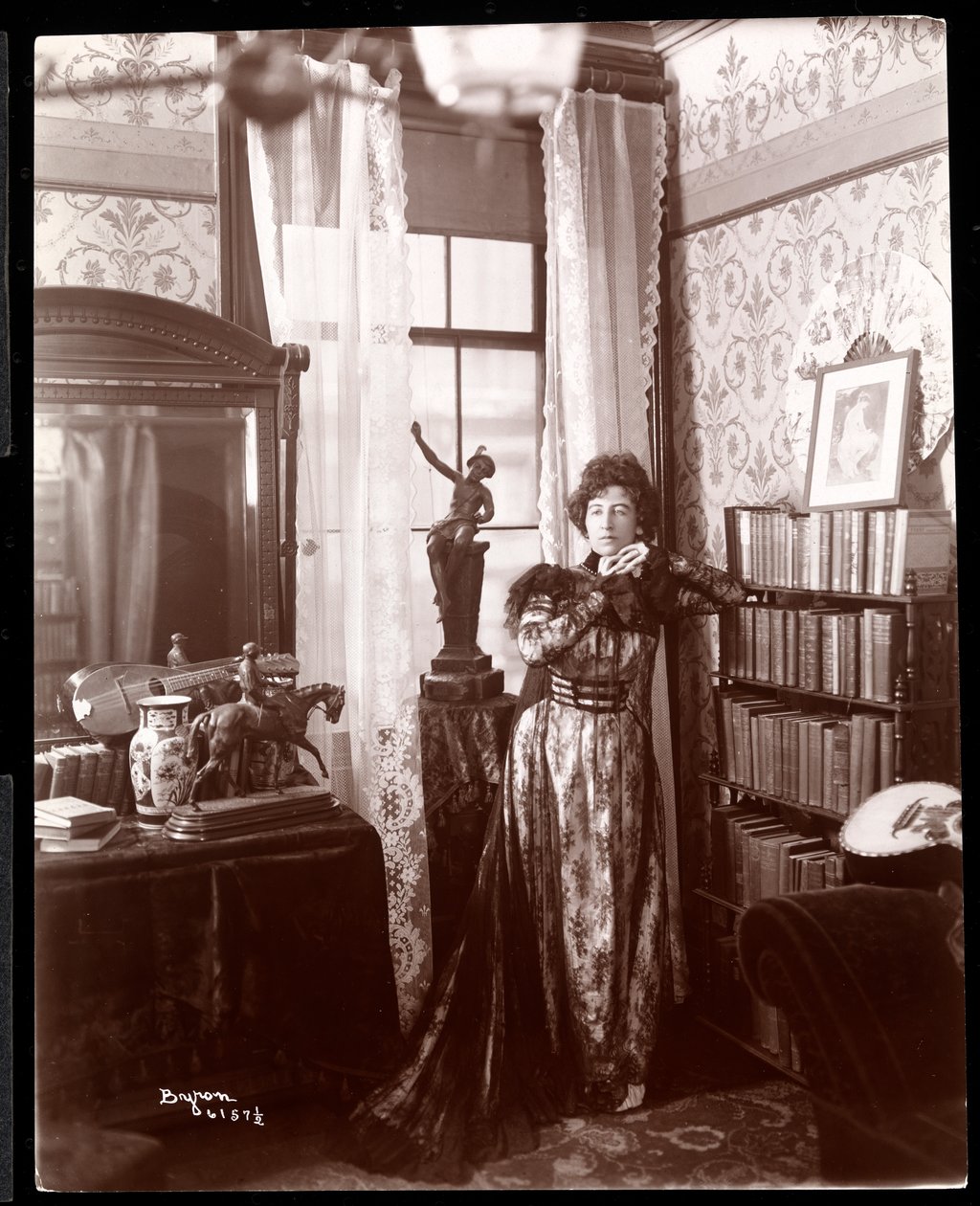 أنيتا شارترز تقف في زاوية الغرفة ، c.1898 (طباعة الجيلاتين الفضي) بواسطة شركة بايرون