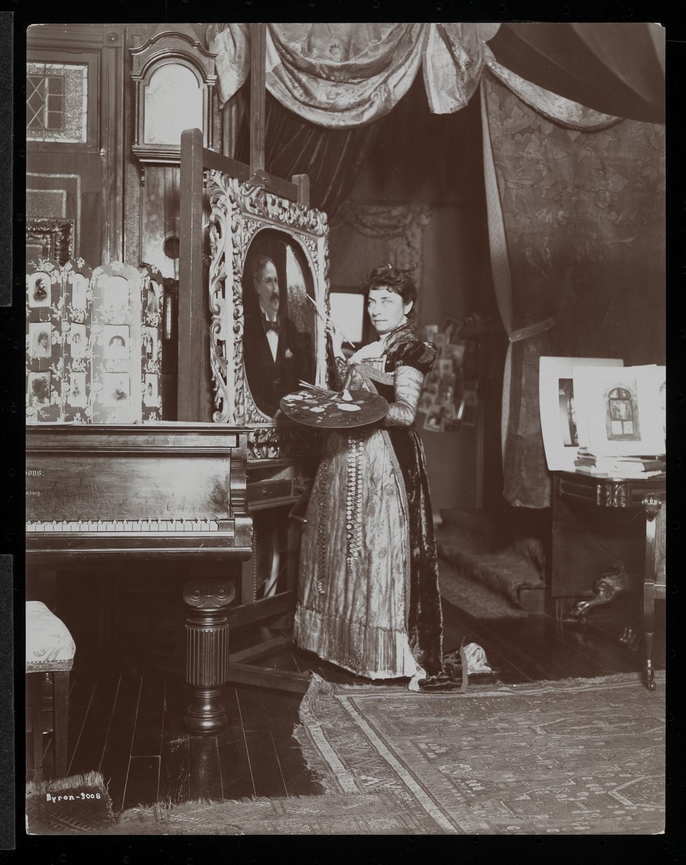 الفنانة ماري تيلينجهاست ترسم صورة في الاستوديو الخاص بها ، نيويورك ، c.1897 (طباعة الجيلاتين الفضي) بواسطة شركة بايرون