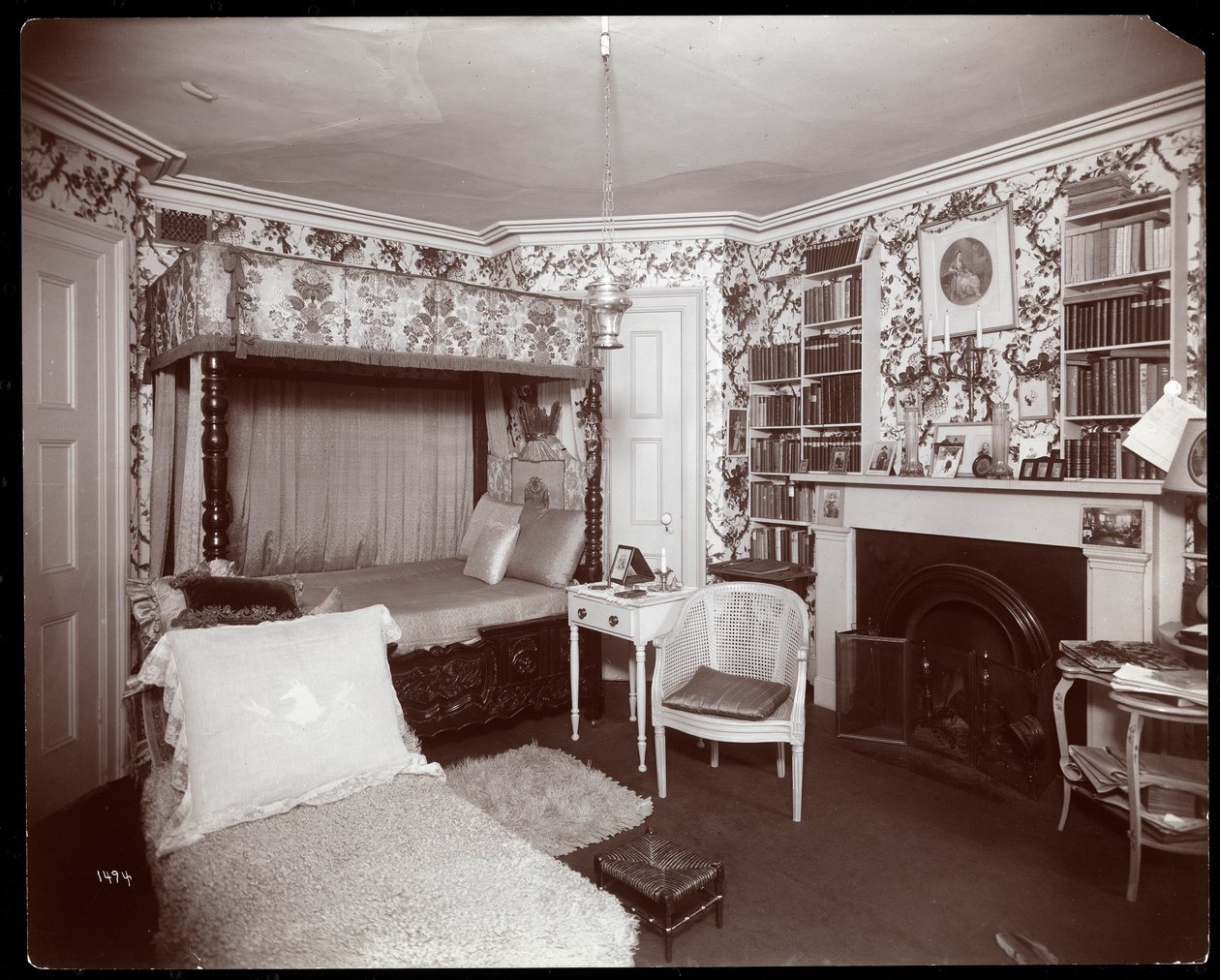 غرفة نوم في سكن Elsie de Wolfe في 122 East 17th Street ، نيويورك ، 1895 أو 1896 (طباعة الجيلاتين الفضي) بواسطة شركة بايرون