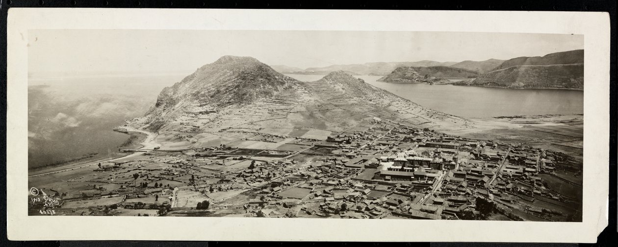 منظر عين الطير للمدينة ، من المفترض أن يكون على أو بالقرب من قناة بنما ، 1913 (طباعة الجيلاتين الفضي) بواسطة شركة بايرون