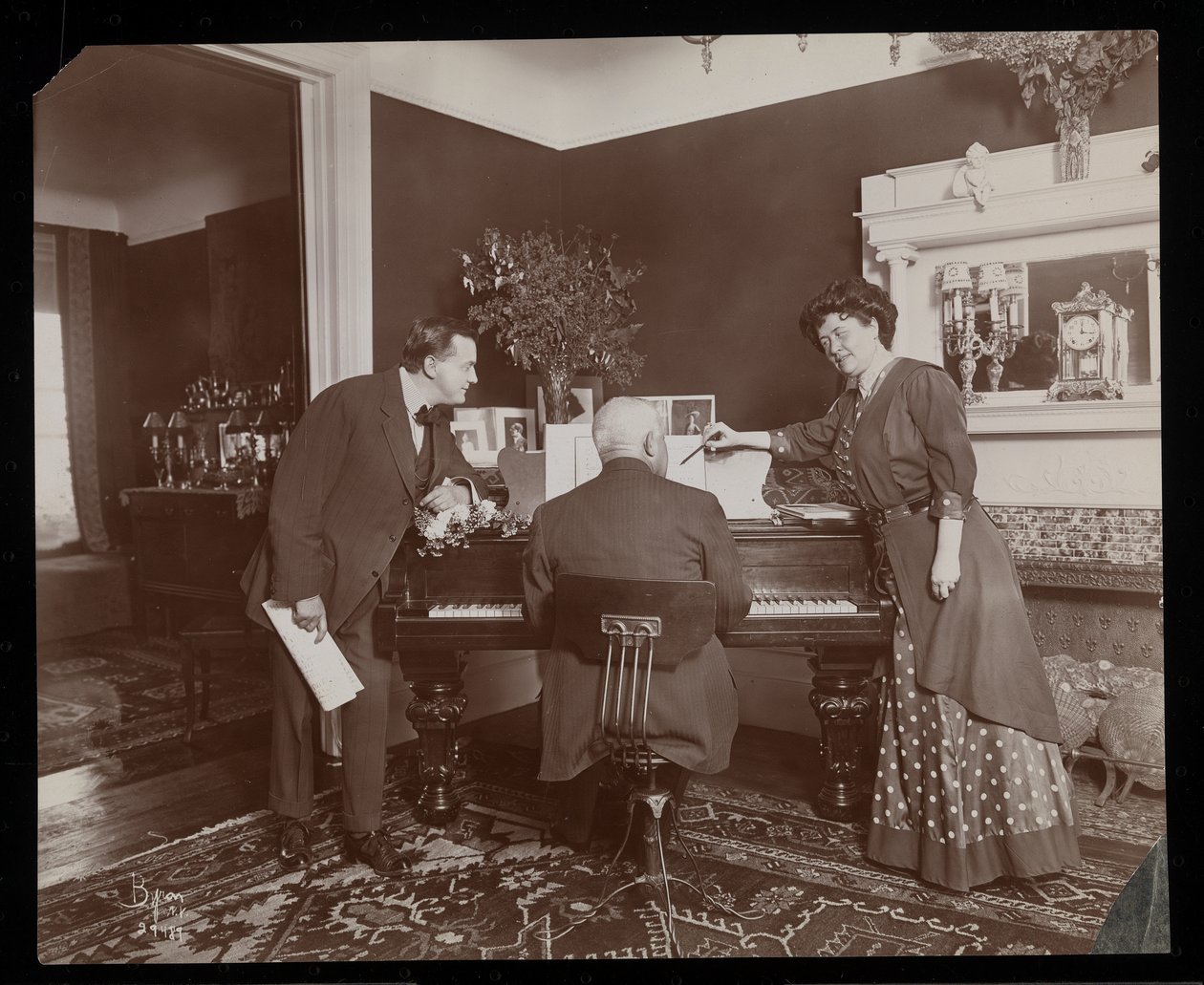 تشير كلارا دي ريجاند إلى درجة بينما يلعب الرجل البيانو ، 1910 (طباعة الجيلاتين الفضي) بواسطة شركة بايرون