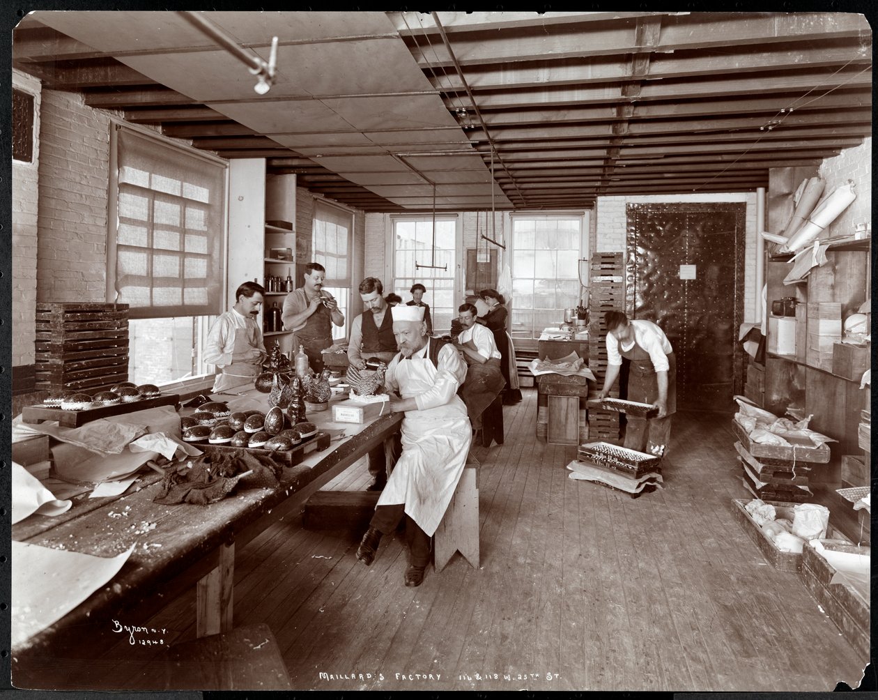 طهاة يزينون بيض وعيد الفصح في المطبخ في Maillard&39;s Chocolate Manufacturers ، 116-118 West 25th Street ، New York ، 1902 (طباعة الجيلاتين الفضي) بواسطة شركة بايرون