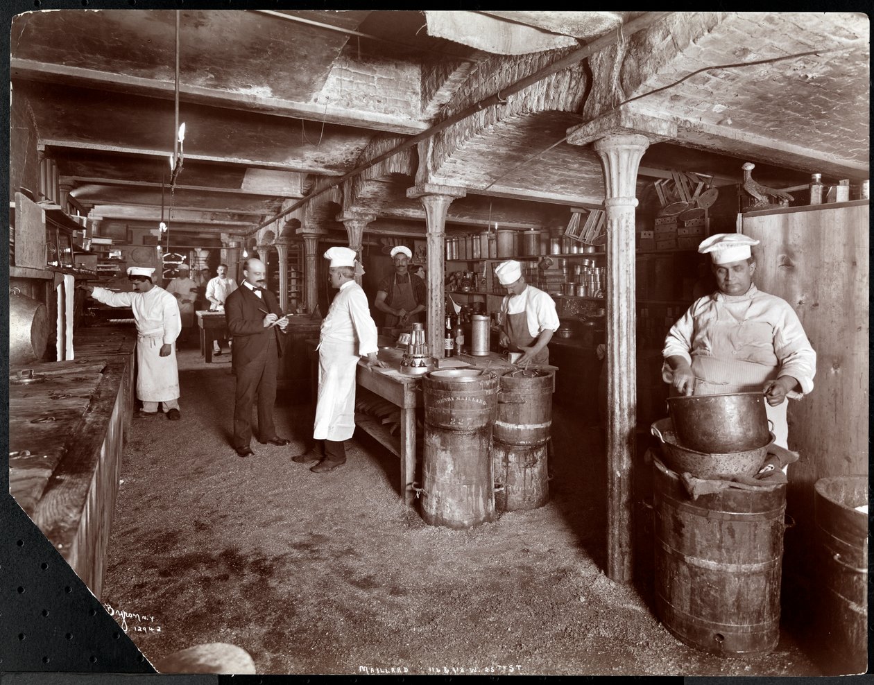 طباخين يعملون في المطبخ في Maillard&39;s Chocolate Manufacturers ، 116-118 West 25th Street ، New York ، 1902 (طباعة الجيلاتين الفضي) بواسطة شركة بايرون