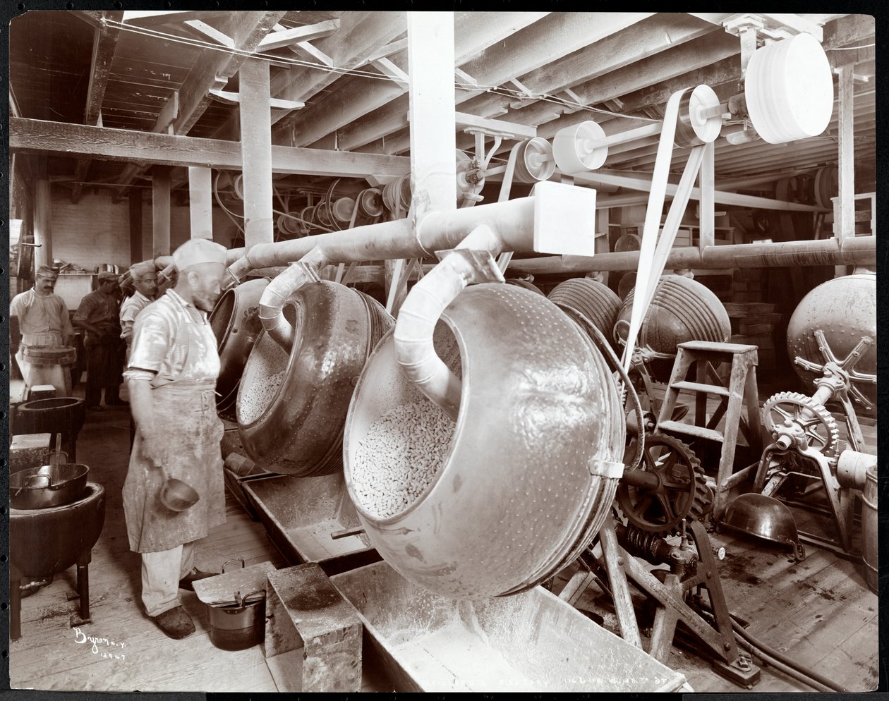 طباخين يعملون في المطبخ في Maillard&39;s Chocolate Manufacturers ، 116-118 West 25th Street ، New York ، 1902 (طباعة الجيلاتين الفضي) بواسطة شركة بايرون