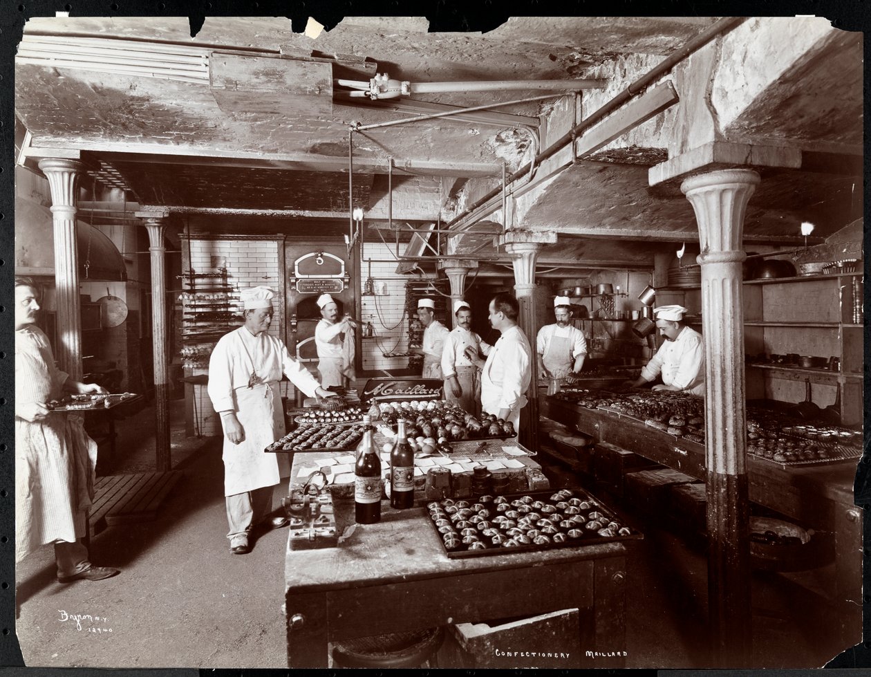 طباخين يعملون في المطبخ في Maillard&39;s Chocolate Manufacturers ، 116-118 West 25th Street ، New York ، 1902 (طباعة الجيلاتين الفضي) بواسطة شركة بايرون