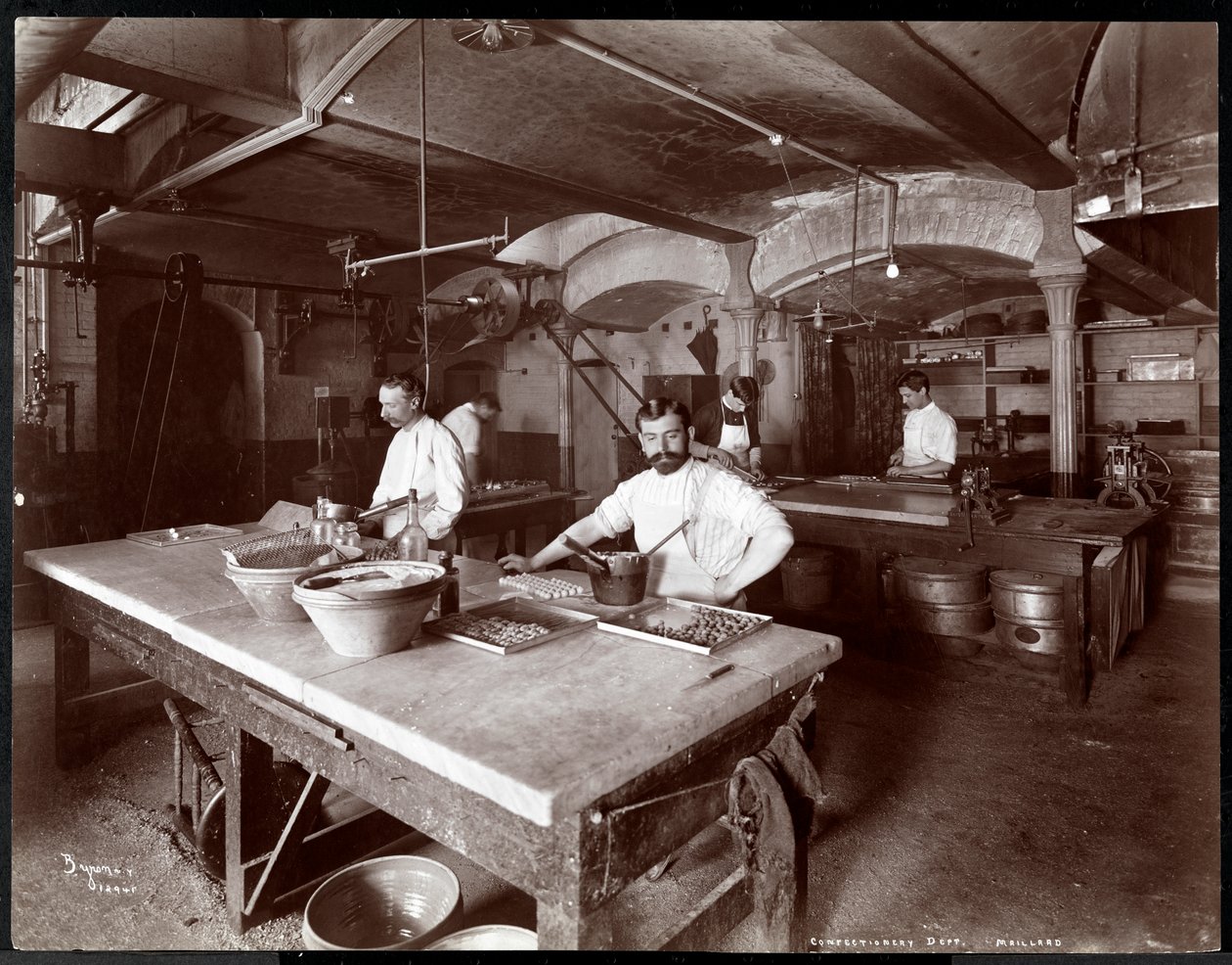 طباخين يعملون في المطبخ في Maillard&39;s Chocolate Manufacturers ، 116-118 West 25th Street ، New York ، 1902 (طباعة الجيلاتين الفضي) بواسطة شركة بايرون