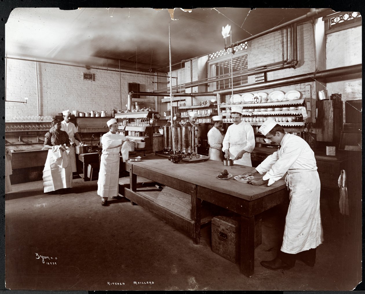 طباخين يعملون في المطبخ في Maillard&39;s Chocolate Manufacturers ، 116-118 West 25th Street ، New York ، 1902 (طباعة الجيلاتين الفضي) بواسطة شركة بايرون