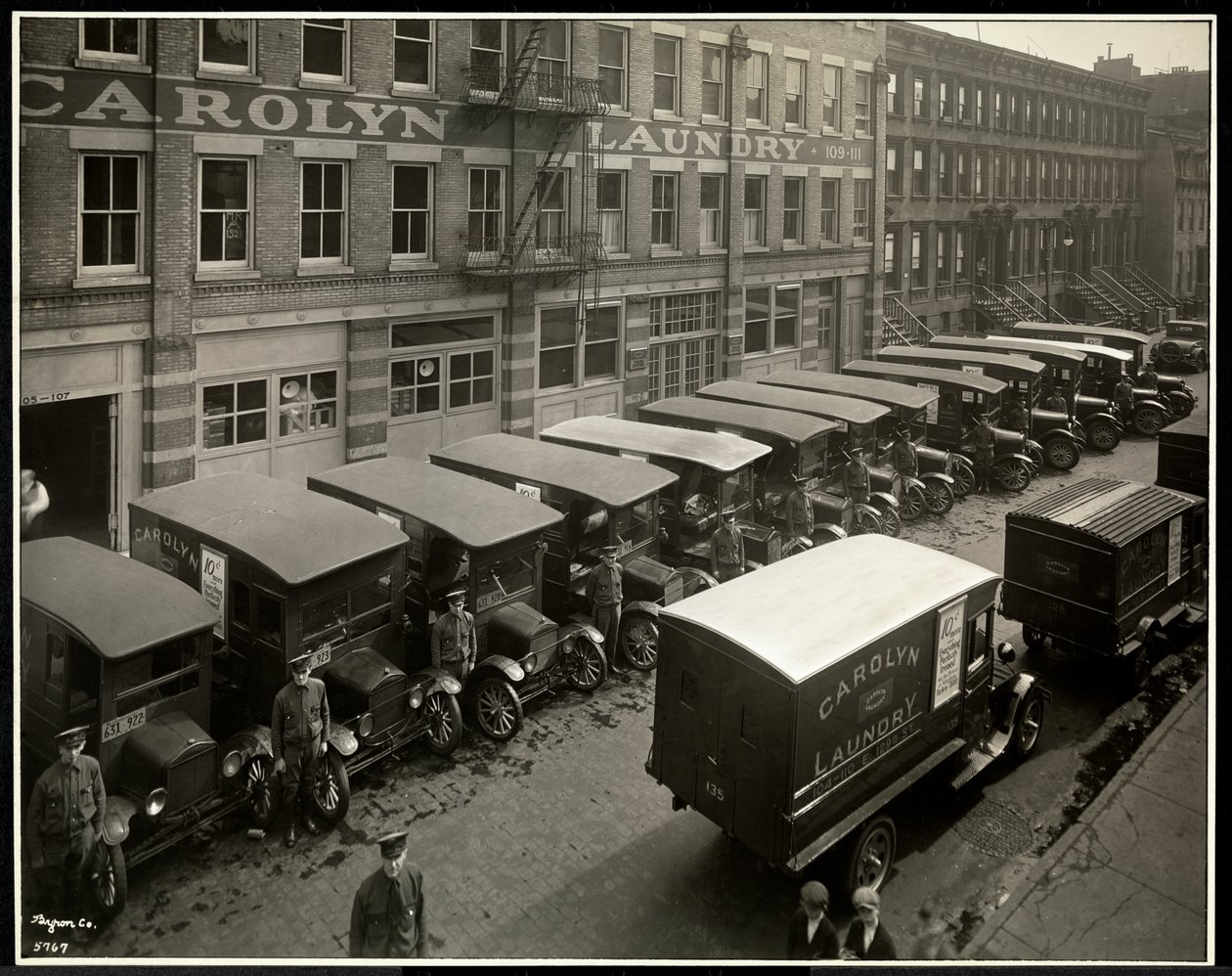 شاحنات التسليم المتوقفة خارج مغسلة كارولين في 111 East 128th Street ، شرق هارلم ، نيويورك ، 1929 (طباعة الجيلاتين الفضي) بواسطة شركة بايرون