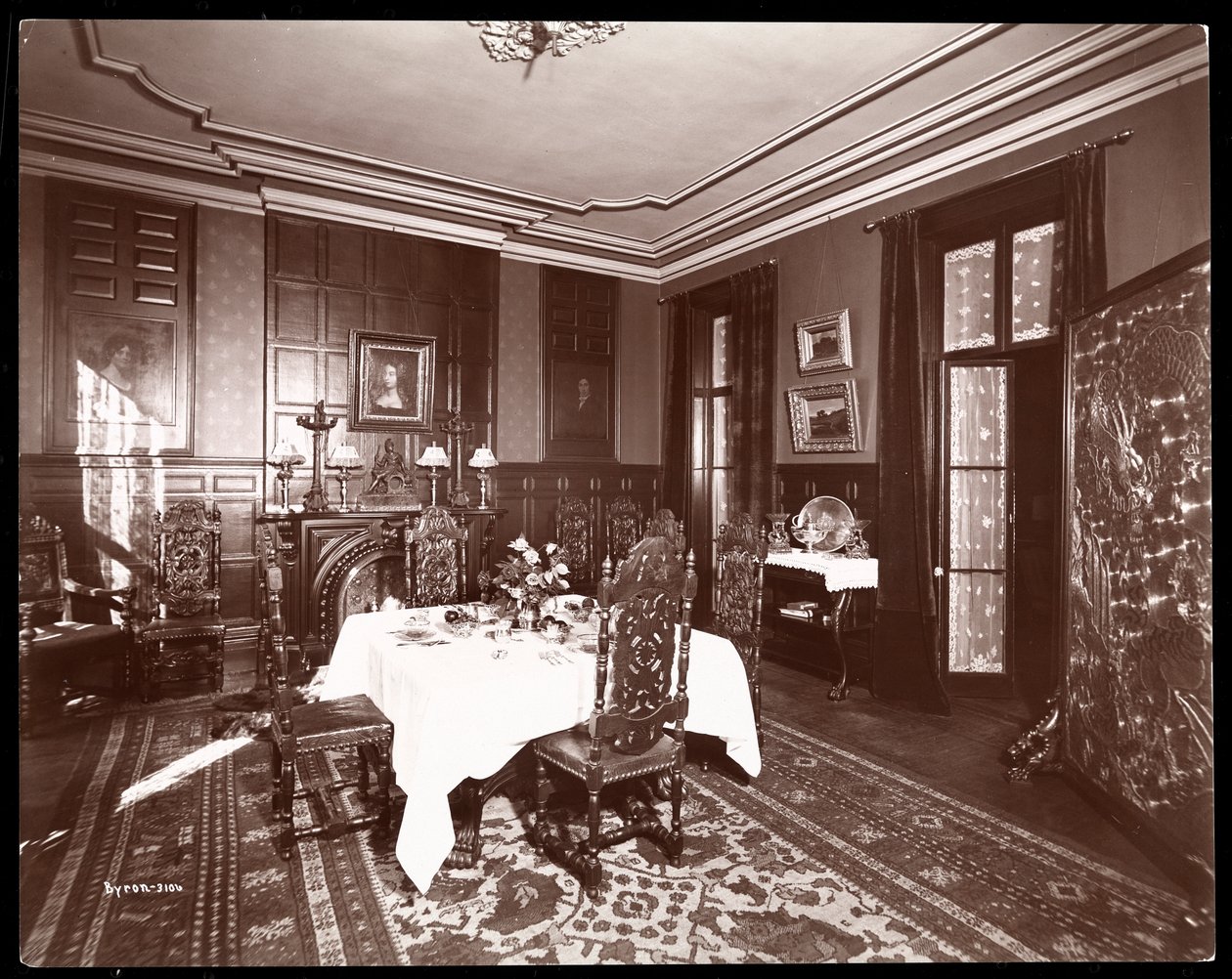 غرفة الطعام في منزل السيد ريجينالد دي كوفين ، نيويورك ، 1896-1898 (طباعة الجيلاتين الفضي) بواسطة شركة بايرون