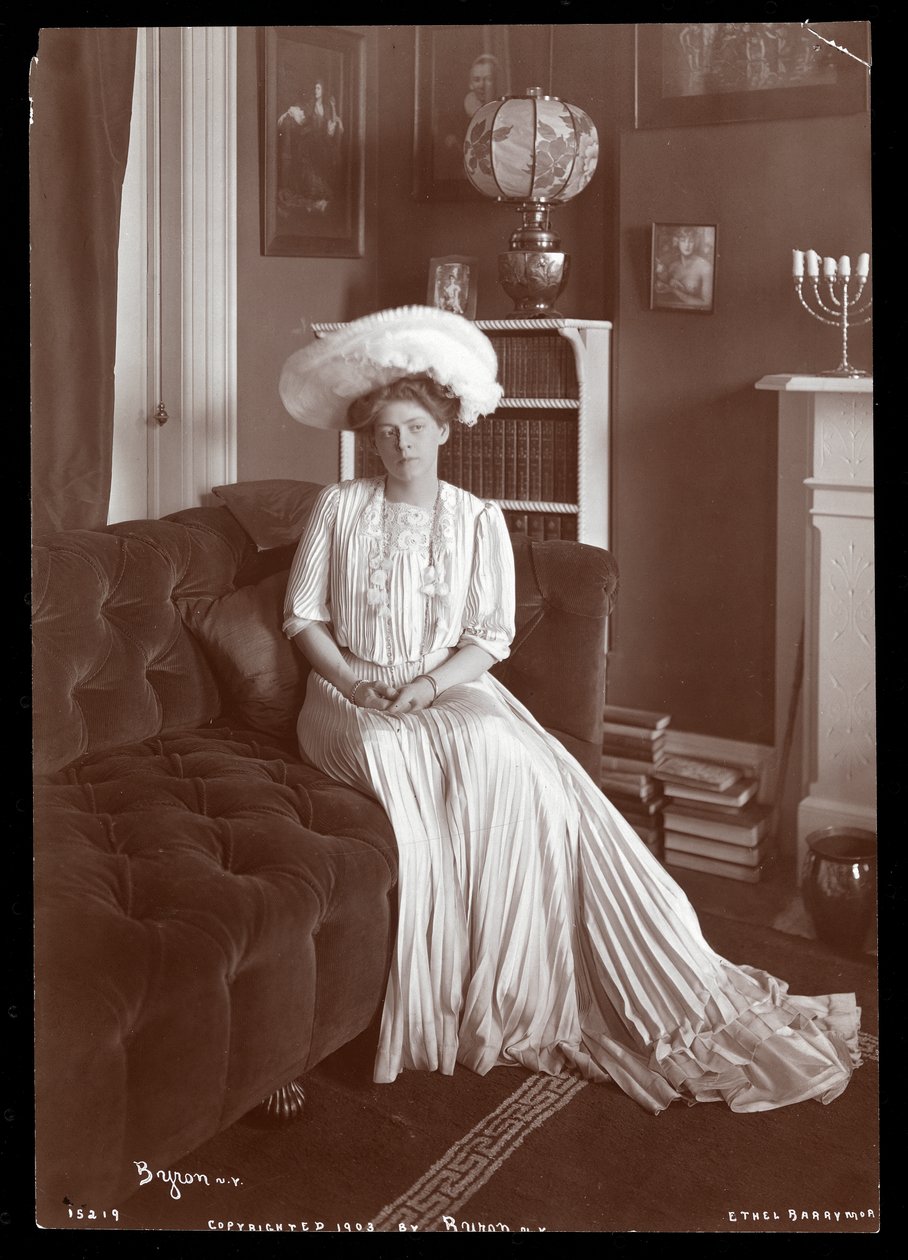 Ethel Barrymore يجلس في غرفة المعيشة ، 1902 أو 1903 (طباعة الجيلاتين الفضي) بواسطة شركة بايرون