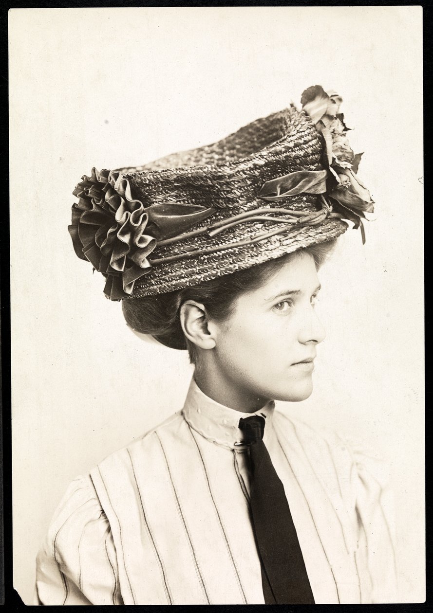 صورة أزياء لامرأة تمثل قبعة ، نيويورك ، 1890-1910 (طباعة الجيلاتين الفضي) بواسطة شركة بايرون