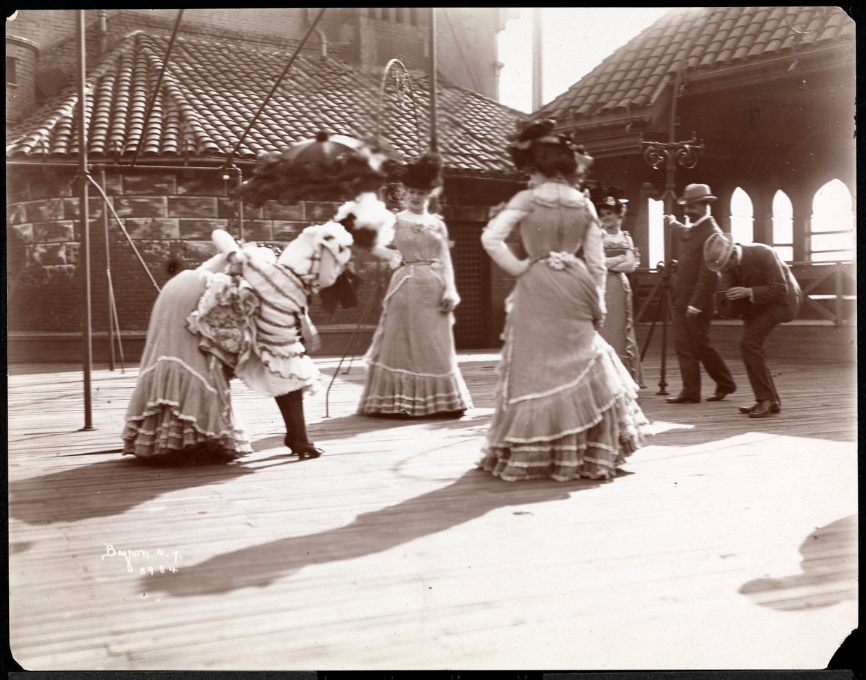 خمس ممثلات في زي تنكري على سطح ما هو على الأرجح مسرح نيويورك ، نيويورك ، 1900 (طباعة الجيلاتين الفضي) بواسطة شركة بايرون