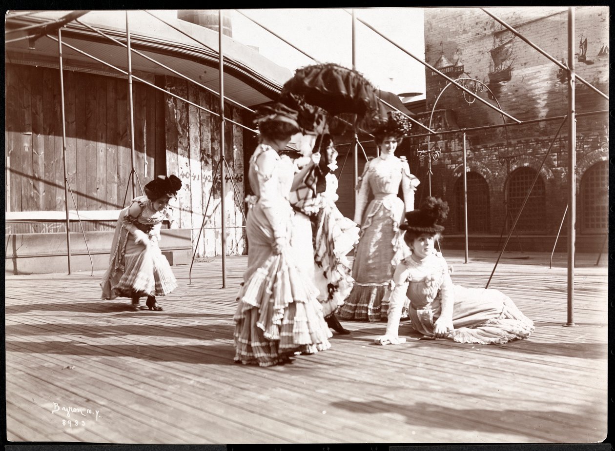 خمس ممثلات في زي تنكري على سطح ما هو على الأرجح مسرح نيويورك ، نيويورك ، 1900 (طباعة الجيلاتين الفضي) بواسطة شركة بايرون