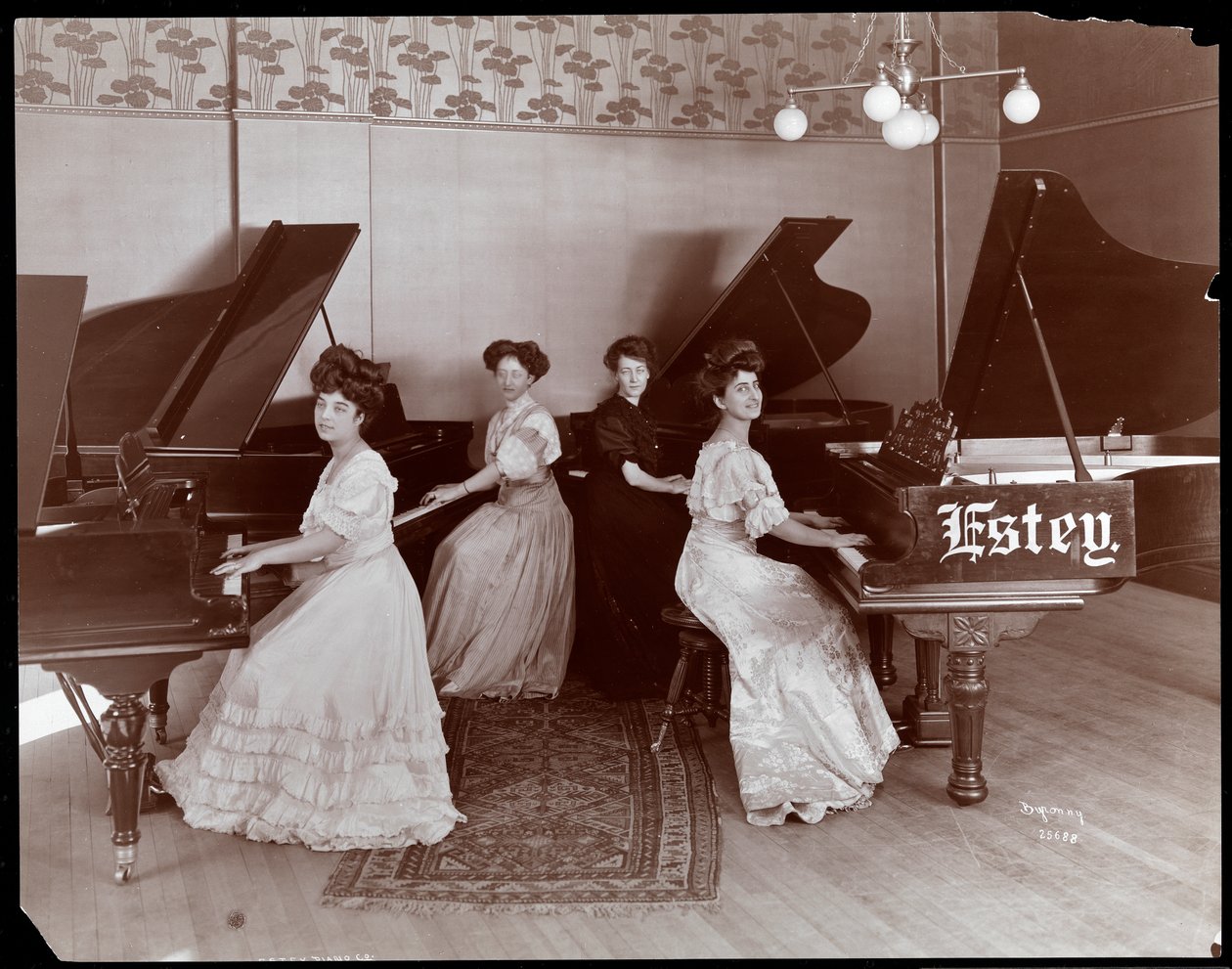 أربع نساء جالسات في البيانو في مؤسسة Estey Piano ، 1908 (طبعة الجيلاتين الفضية) بواسطة شركة بايرون