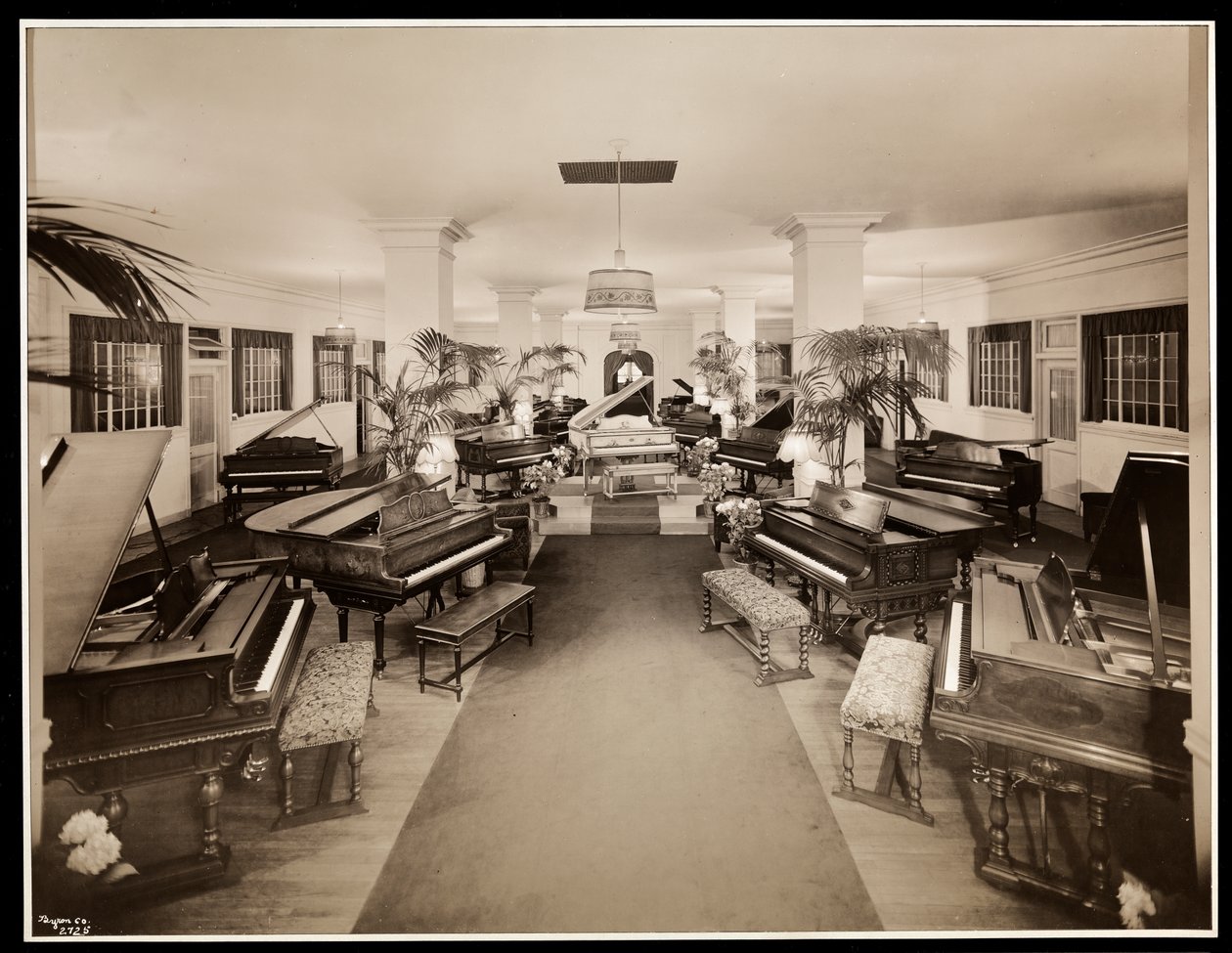 عرض Art Piano في الطابق الرابع في شركة Aeolian ، 1926 (طباعة الجيلاتين الفضي) بواسطة شركة بايرون