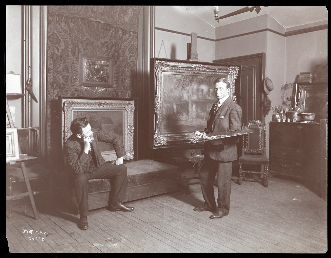 Granville Smith في مرسمه ، نيويورك ، 1907 (طباعة الجيلاتين الفضي) بواسطة شركة بايرون