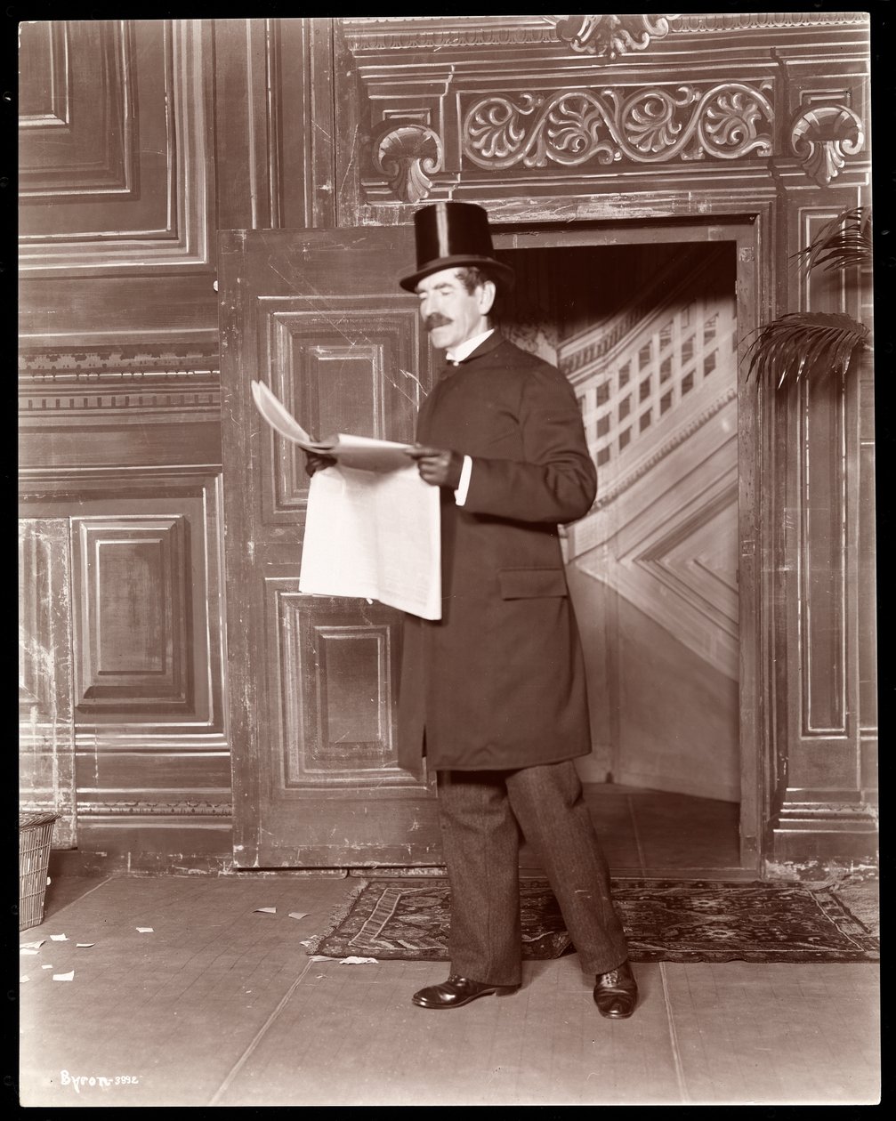 رسم توضيحي لـ &39;Detective Story du Jour&39; ، c.1898 (طباعة الجيلاتين الفضي) بواسطة شركة بايرون