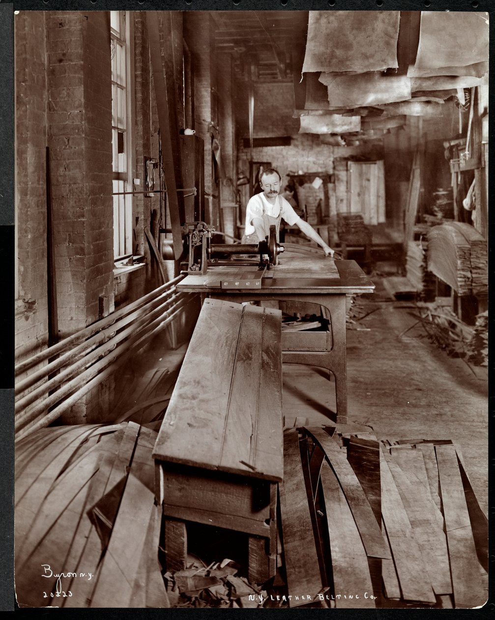منظر داخلي لرجل يعمل بالجلد في شركة New York Leather Belting Co. ، نيويورك ، 1905 (طباعة الجيلاتين الفضي) بواسطة شركة بايرون