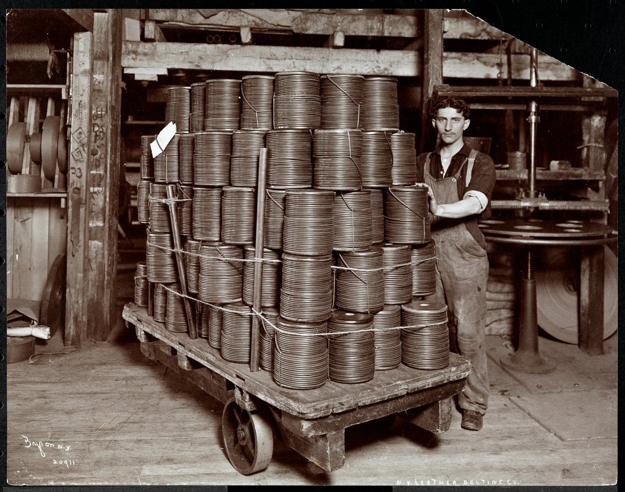 منظر داخلي لرجل يعمل بالجلد في شركة New York Leather Belting Co. ، نيويورك ، 1906 (طباعة الجيلاتين الفضي) بواسطة شركة بايرون