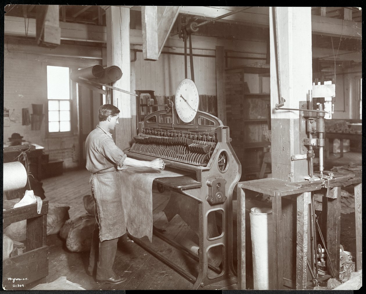 منظر داخلي لرجل يعمل بالجلد في شركة New York Leather Belting Co. ، نيويورك ، 1906 (طباعة الجيلاتين الفضي) بواسطة شركة بايرون