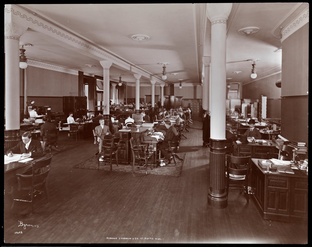 منظر داخلي لأرضية مكتب مفتوحة في بيركنز ، شركة Goodwin und Co. في 72 5th Avenue ، نيويورك ، c.1905 (طباعة الجيلاتين الفضي) بواسطة شركة بايرون