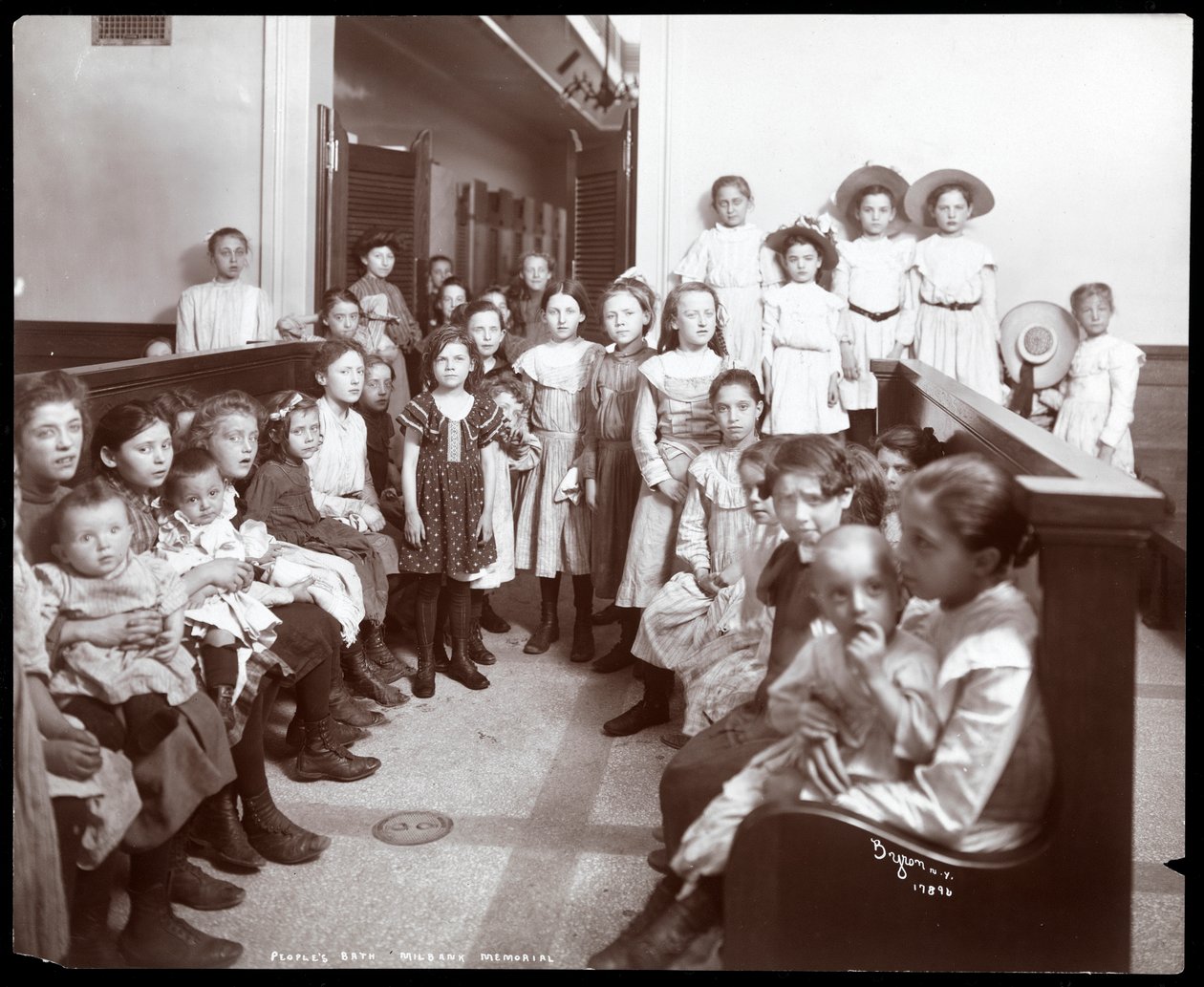 منظر داخلي للفتيات في غرفة انتظار في حمامات الشعب ، ميلبانك ميموريال ، نيويورك ، 1904 (طباعة الجيلاتين الفضي) بواسطة شركة بايرون