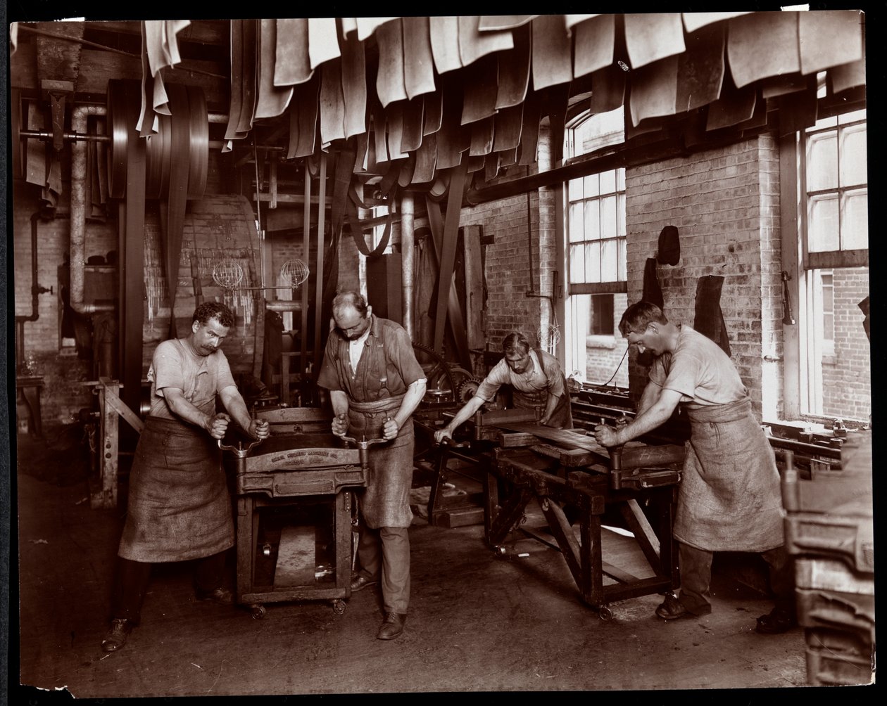 منظر داخلي لرجال يعملون على الجلود في شركة New York Leather Belting Co. ، نيويورك ، 1905-06 (طباعة الجيلاتين الفضي) بواسطة شركة بايرون