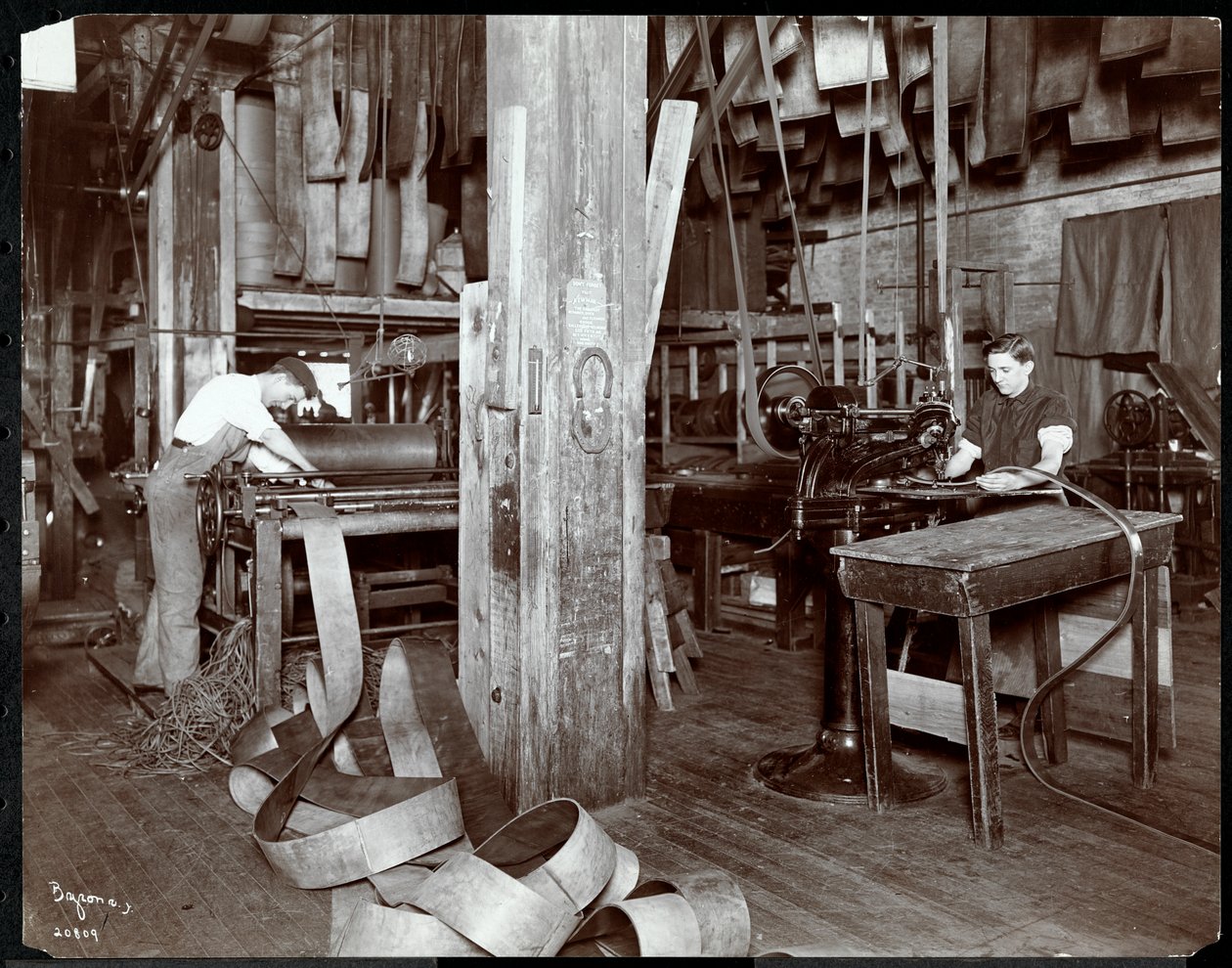 منظر داخلي لرجال يعملون بالجلد في شركة New York Leather Belting Co. ، نيويورك ، 1905 أو 1906 (طباعة الجيلاتين الفضي) بواسطة شركة بايرون