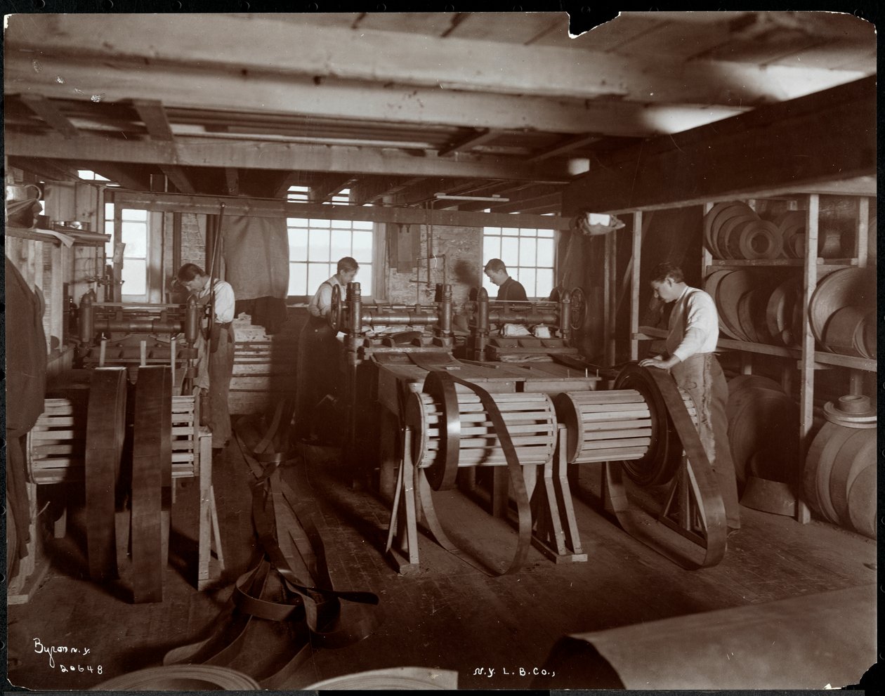 منظر داخلي لرجال يعملون بالجلد في شركة New York Leather Belting Co. ، نيويورك ، 1905 (طباعة الجيلاتين الفضي) بواسطة شركة بايرون