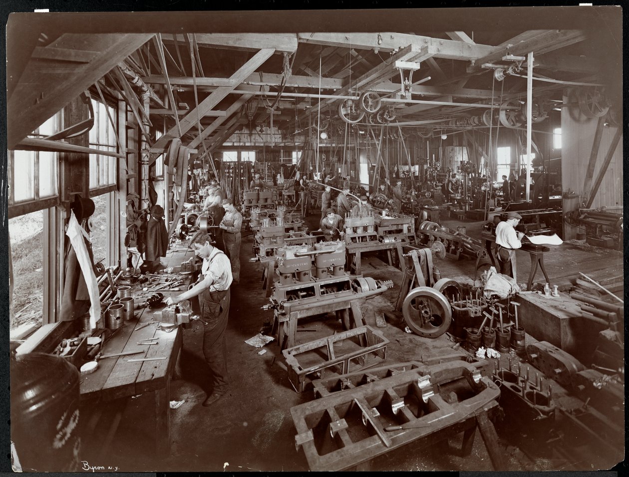 منظر داخلي لليخوت في نيويورك ، Launch und Engine Co. على نهر هارلم ، نيويورك ، 1905 (طباعة الجيلاتين الفضي) بواسطة شركة بايرون