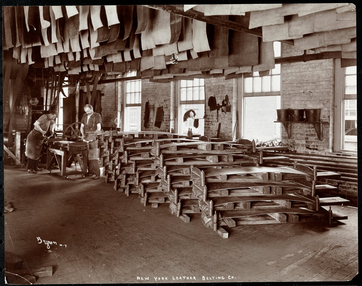 منظر داخلي لرجلين يعملان بالجلد في شركة New York Leather Belting Co. ، نيويورك ، 1905 (طباعة الجيلاتين الفضي) بواسطة شركة بايرون