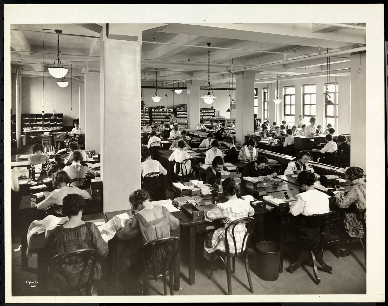 منظر داخلي للنساء العاملات في قسم الطلبات في شركة المجلة الدولية ، 119 West 40th Street ، New York ، 1919 (طباعة الجيلاتين الفضي) بواسطة شركة بايرون