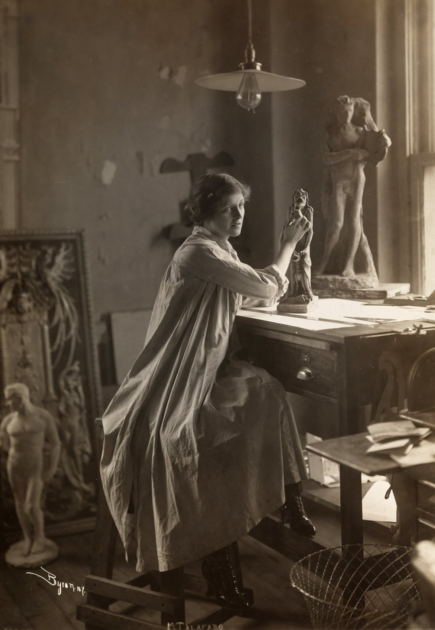 مابل تاليافرو تعمل على النحت في الاستوديو الخاص بها ، نيويورك ، c.1916 (طباعة الجيلاتين الفضي) بواسطة شركة بايرون