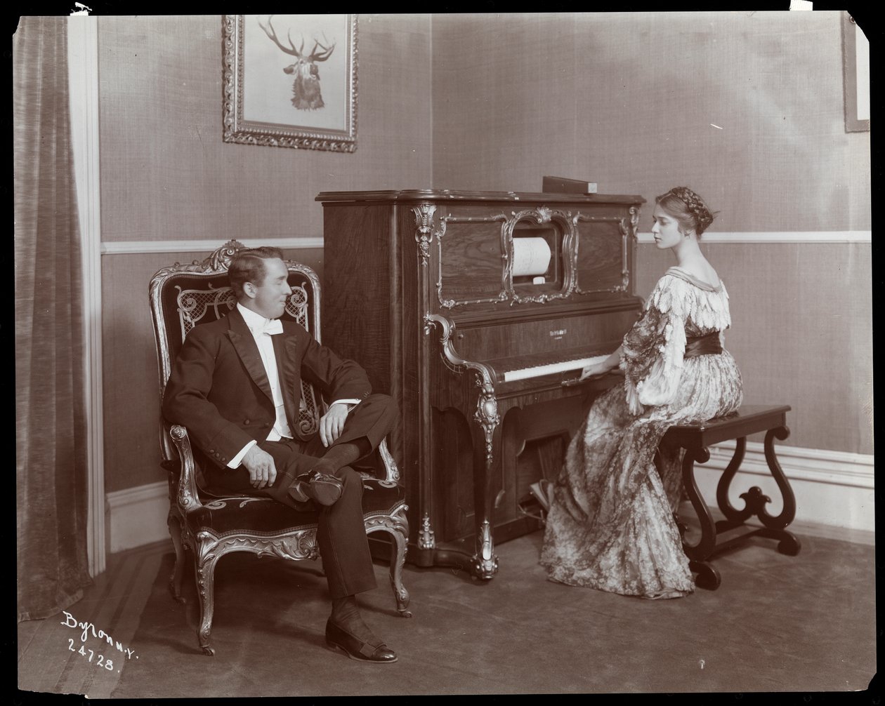 رجل وامرأة يلعبان على البيانو ، نيويورك ، 1907 (طباعة الجيلاتين الفضي) بواسطة شركة بايرون
