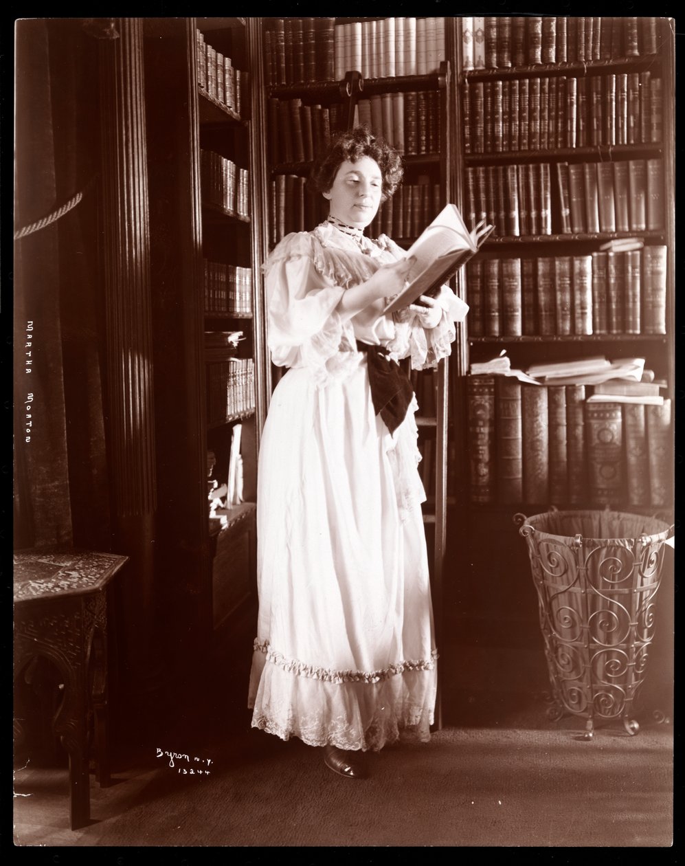 مارثا مورتون في مكتبتها ، 1902 (طباعة الجيلاتين الفضي) بواسطة شركة بايرون