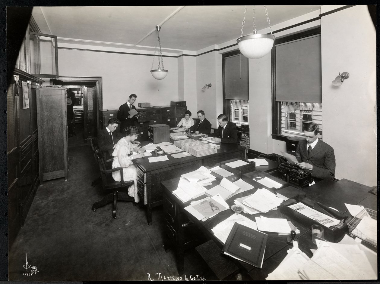 رجال ونساء يعملون في مكتب التصدير والإيداع لشركة R. Martens und Co. Inc. ، نيويورك ، 1916-1917 (طباعة الجيلاتين الفضي) بواسطة شركة بايرون