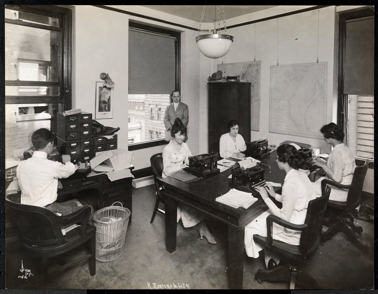 رجال ونساء يعملون في قسم الاختزال في شركة R. Martens und Co. Inc. ، نيويورك ، 1916 أو 1917 (طباعة الجيلاتين الفضي) بواسطة شركة بايرون