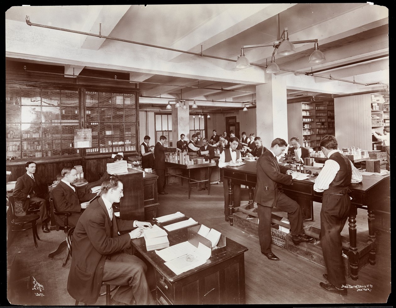 رجال يملؤون الطلبات في مكتب في Parke ، Davis und Co. ، الكيميائيون ، Hudson und Vestry Streets ، نيويورك ، 1910 (طباعة الجيلاتين الفضي) بواسطة شركة بايرون