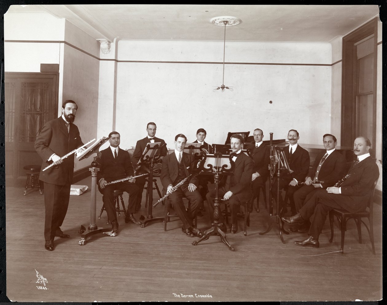 رجال من فرقة Barrere Ensemble مع آلات النفخ ، 1910 (طباعة الجيلاتين الفضي) بواسطة شركة بايرون