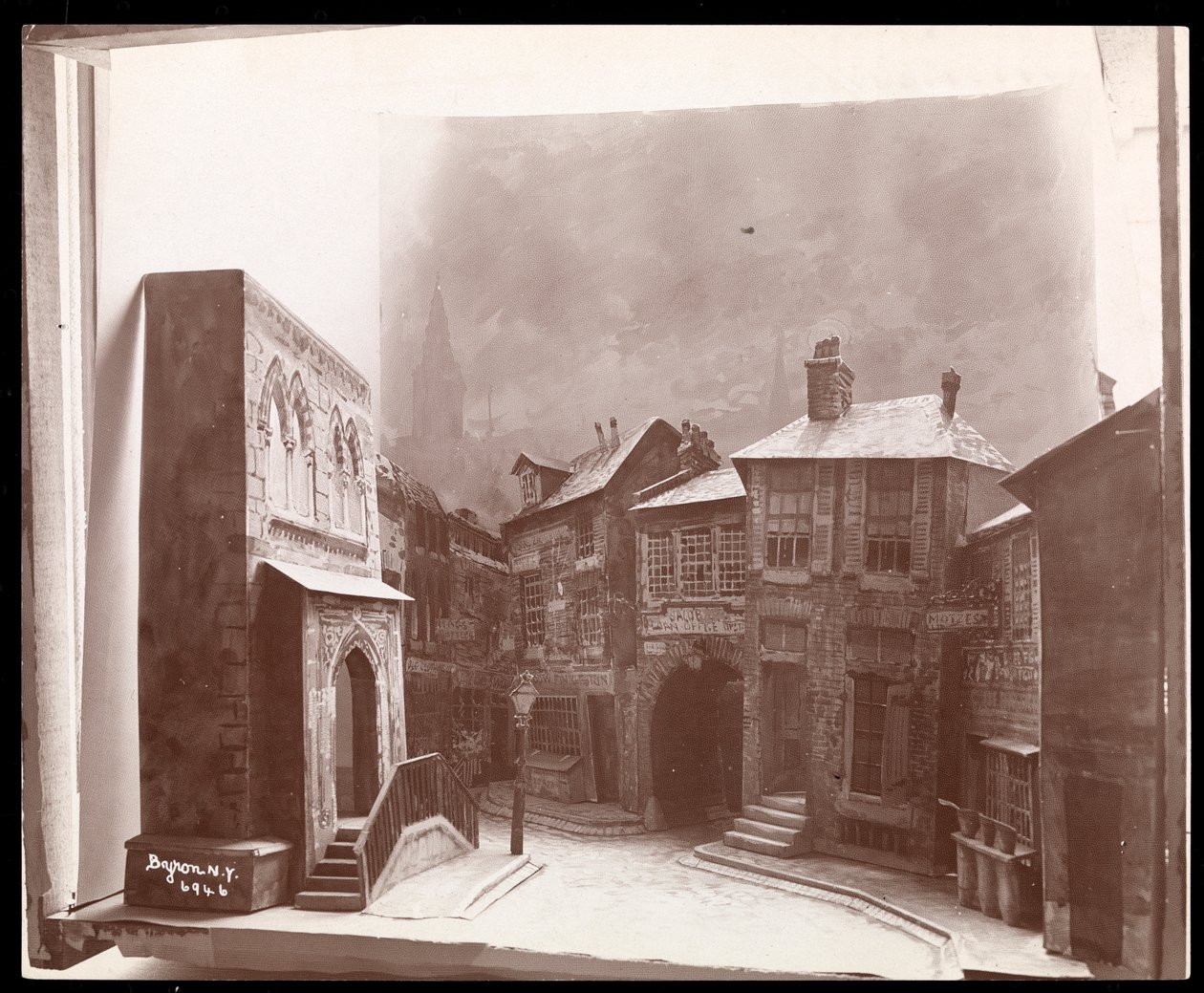 نموذج مجموعة مسرحية غير معروفة من تصميم إرنست جروس ، 1889 (طباعة الجيلاتين الفضي) بواسطة شركة بايرون