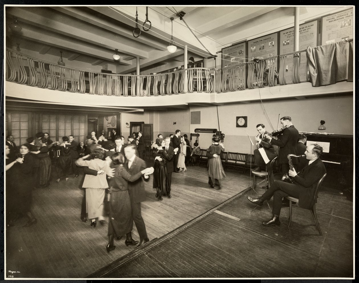 الرقص الشهري في جمعية نيويورك للمكفوفين ، 111 East 59th Street ، نيويورك ، 1926 (طباعة الجيلاتين الفضي) بواسطة شركة بايرون
