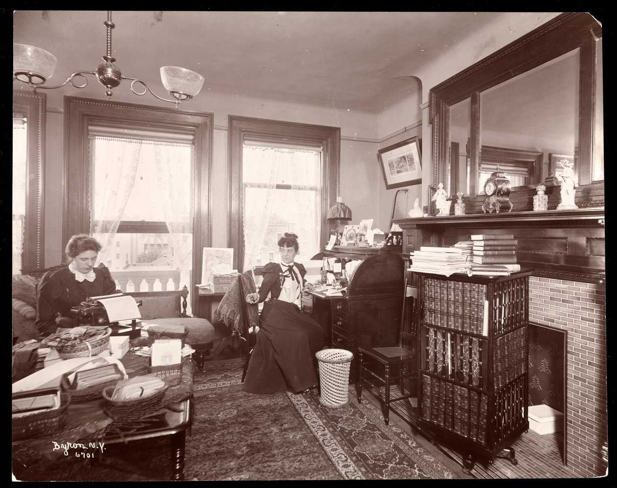 السيدة فلورنس كلينتون سوترو وكاتبة في منزلها في 320 West 102nd Street ، نيويورك ، 1899 (طباعة الجيلاتين الفضي) بواسطة شركة بايرون