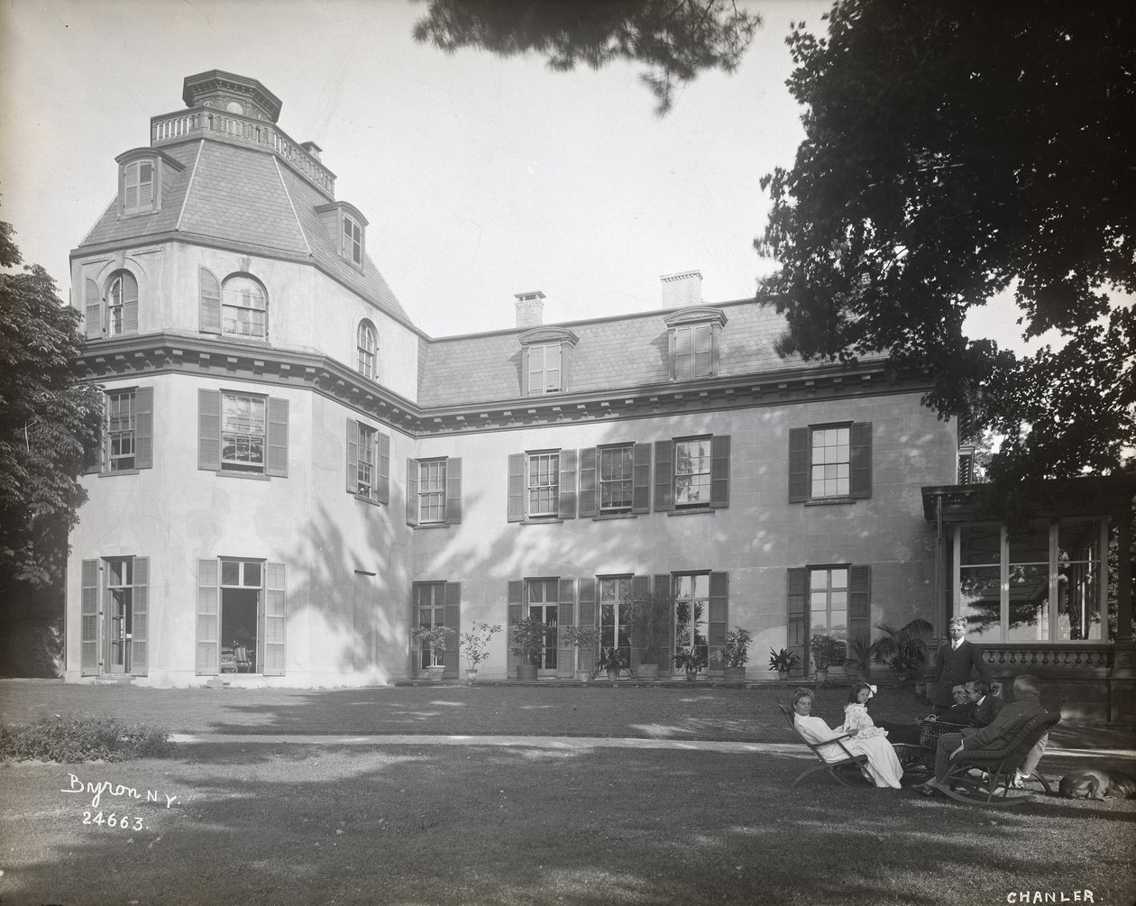 أشخاص يجلسون على الكراسي في الحديقة أمام مقر إقامة أستور شانلر في Barrytown ، نيويورك ، 1907 (طباعة الجيلاتين الفضي) بواسطة شركة بايرون