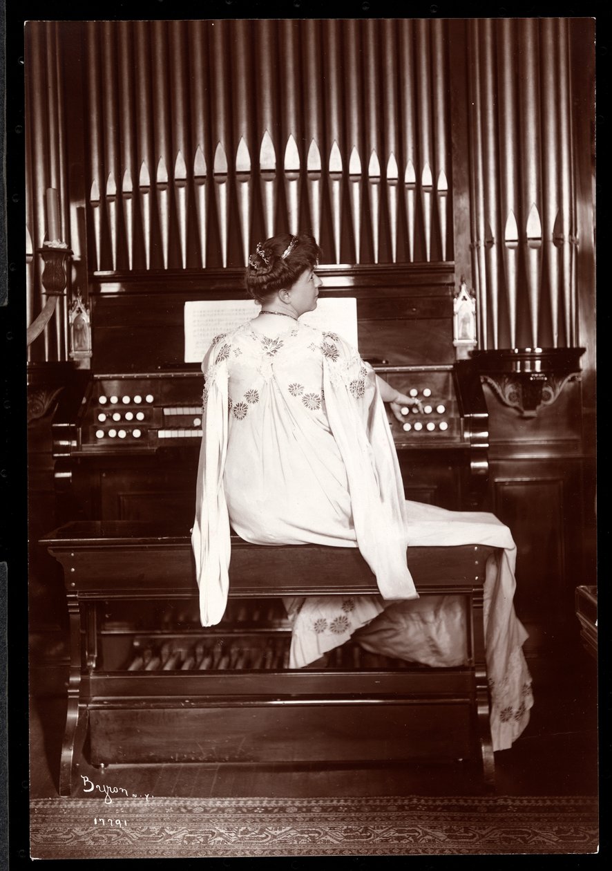 صورة للسيدة IM Clark في أحد الأعضاء ، 1904 (طباعة الجيلاتين الفضي) بواسطة شركة بايرون