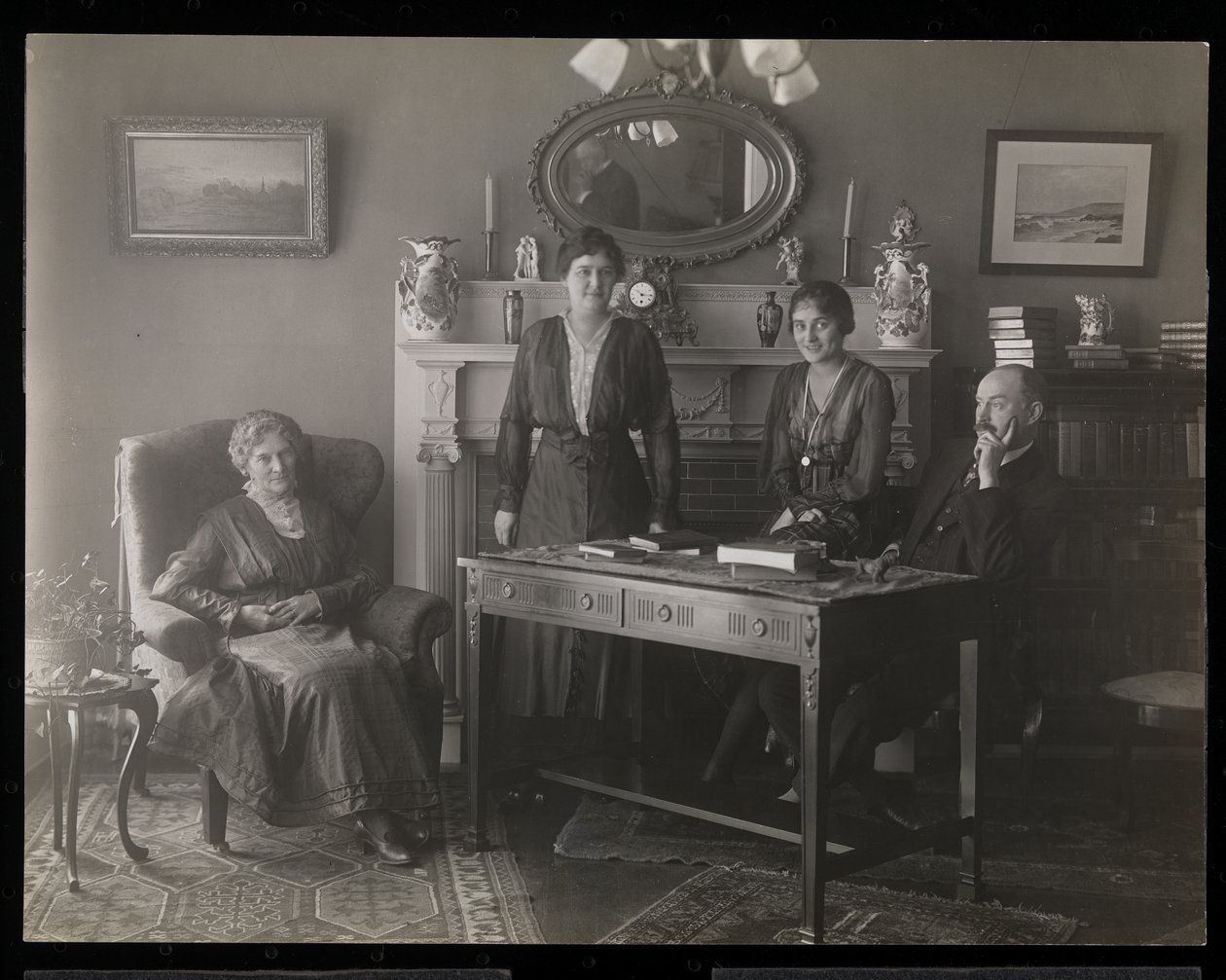 صورة لطبيب الأسنان الدكتور جيبسون وثلاث سيدات في مقر إقامته ، ج 1905 (طباعة الجيلاتين الفضي) بواسطة شركة بايرون