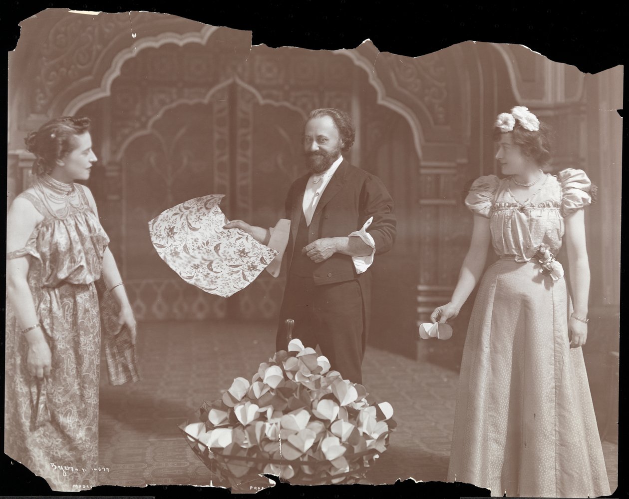 البروفيسور دي كولتا على خشبة المسرح مع سيدتين ، 1902 (طباعة الجيلاتين الفضي) بواسطة شركة بايرون