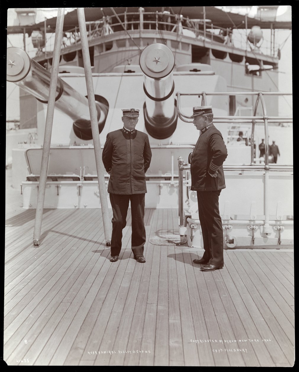 الأدميرال روبلي دونجليسون إيفانز والكابتن جون إليوت بيلسبري على سطح السفينة USS Marine ، 1906 (طباعة الجيلاتين الفضي) بواسطة شركة بايرون